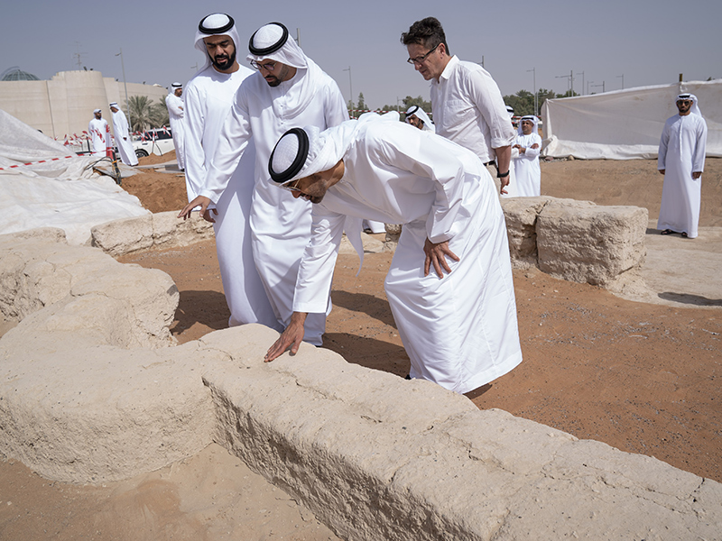 "مع كل اكتشاف نزداد فخرًا بتاريخنا"... محمد بن زايد يزور أقدم مسجد بالإمارات